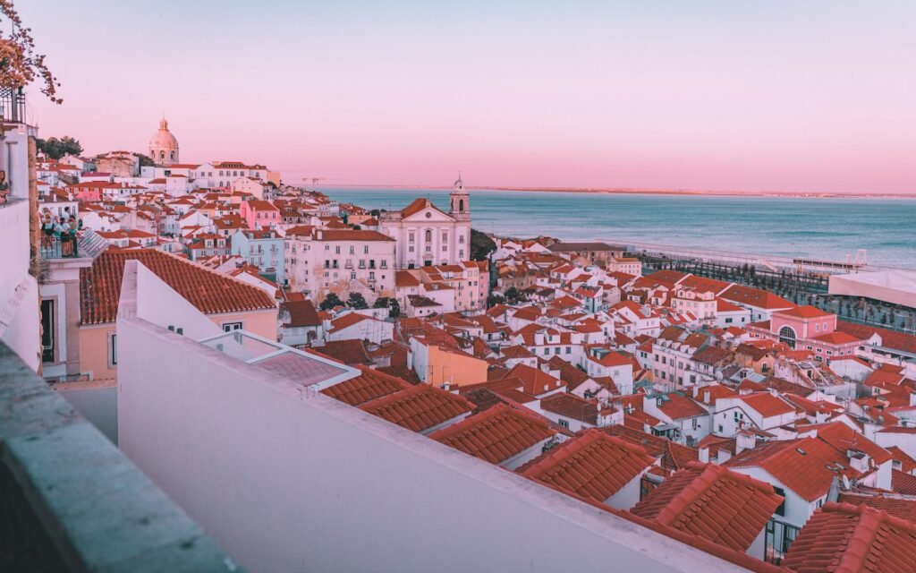Alfama en de Taag bij roze avondlicht