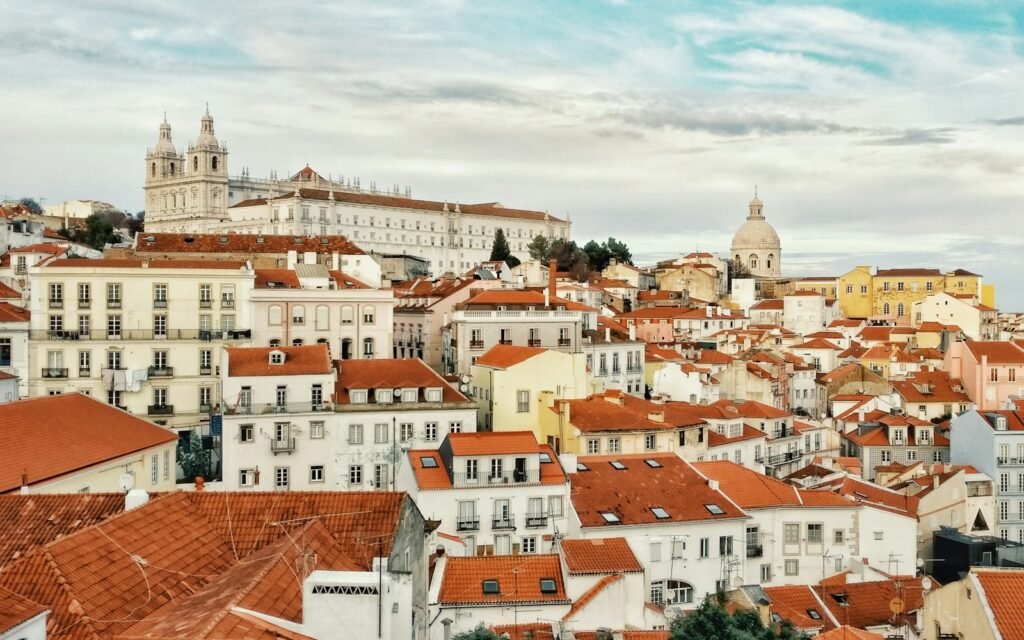 Daken en huizen van Alfama in Lissabon