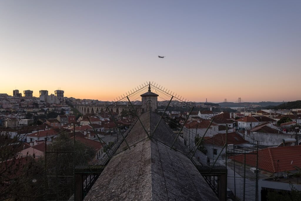 Hoge stenen bogen van het aquaduct Aguas Livres boven het dal in Lissabon