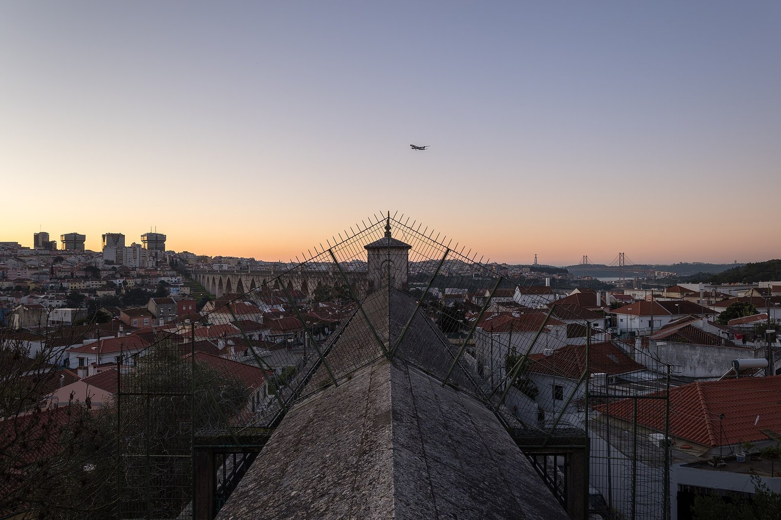 Hoge stenen bogen van het aquaduct Aguas Livres boven het dal in Lissabon
