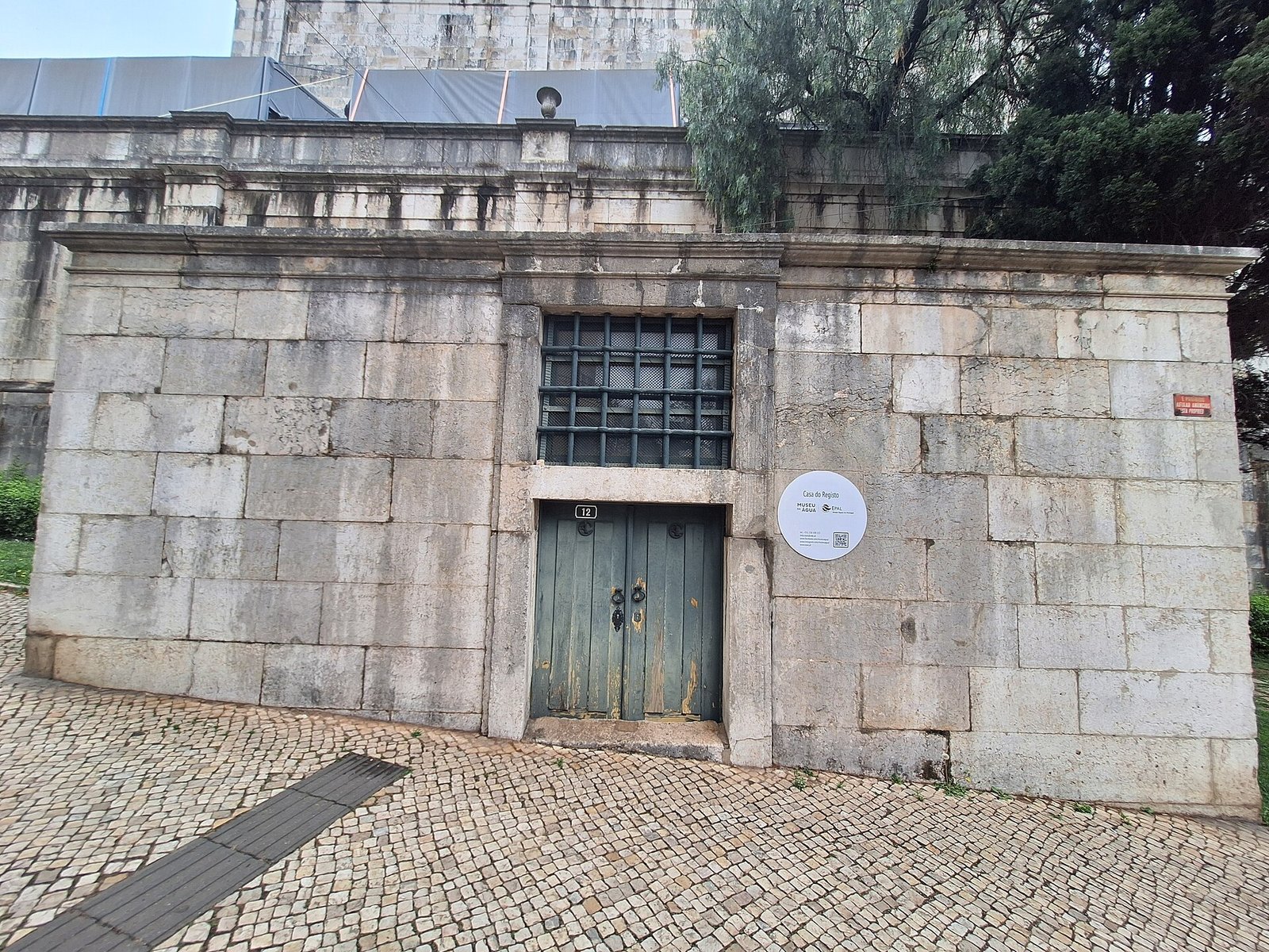 Waterreservoir Mae d'Agua met zware zuilen en stil bassin in Lissabon