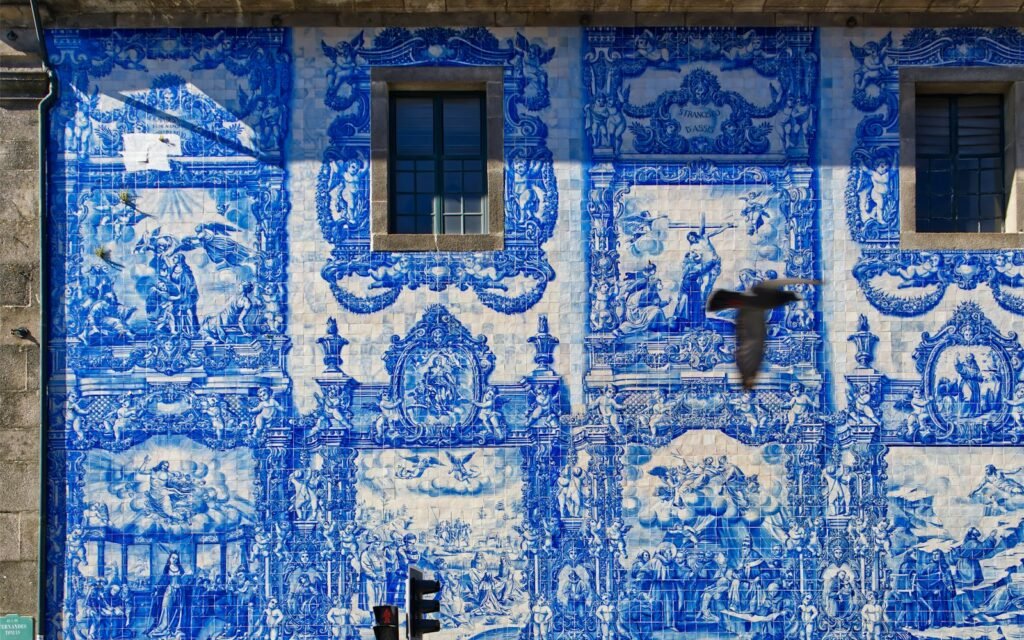 Blauwe azulejo-tegels op een gevel