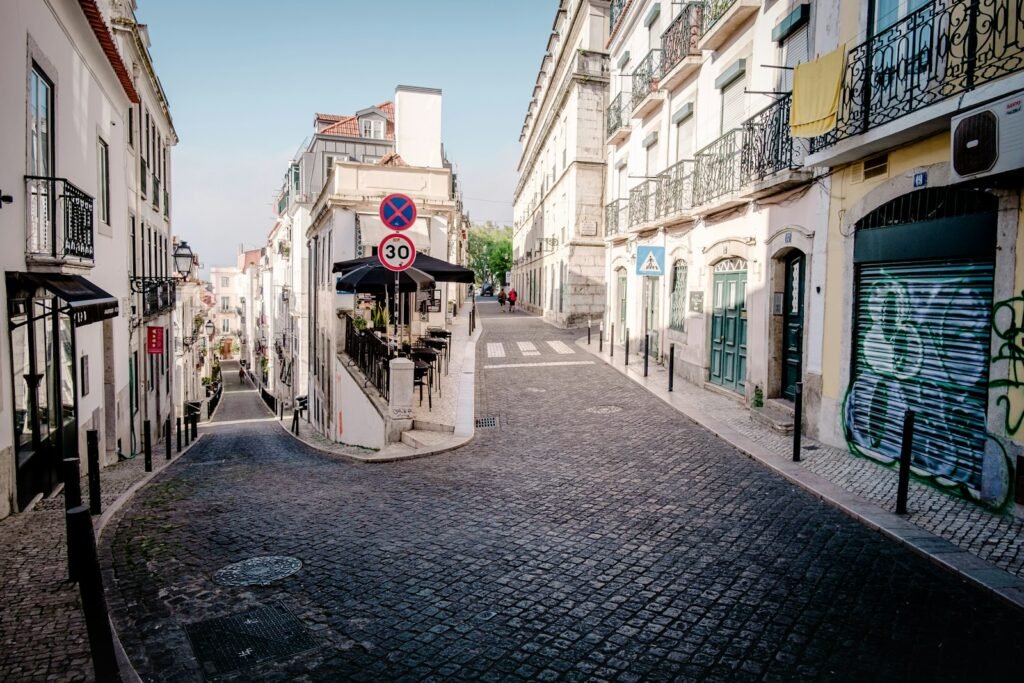 Rustige straat in de oude binnenstad van Lissabon