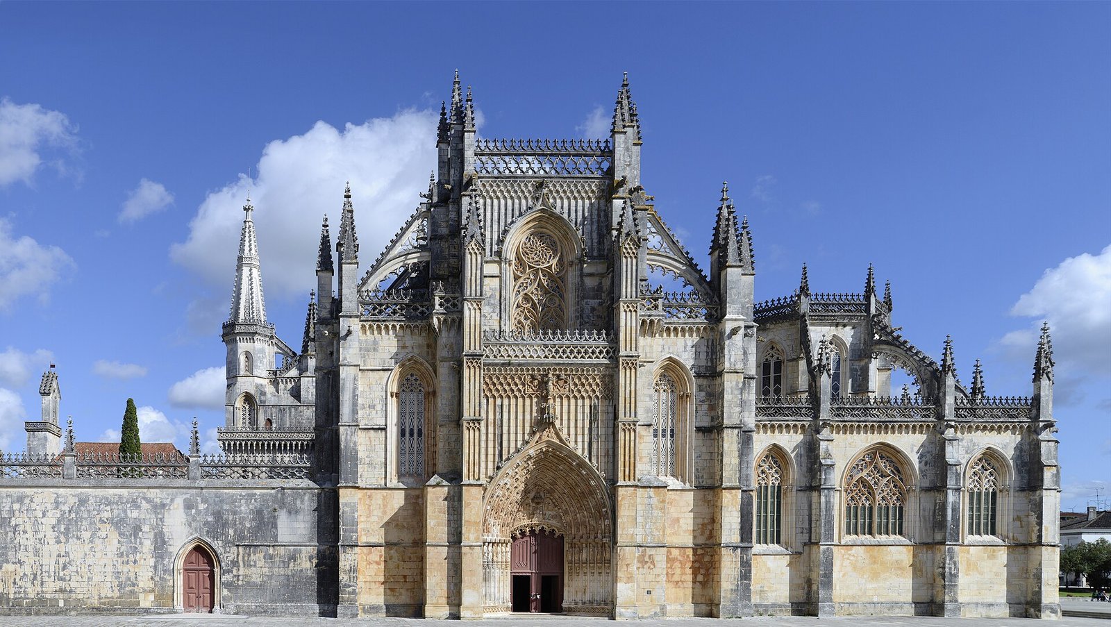 Gotische gevel met pinakels van het klooster van Batalha in Portugal