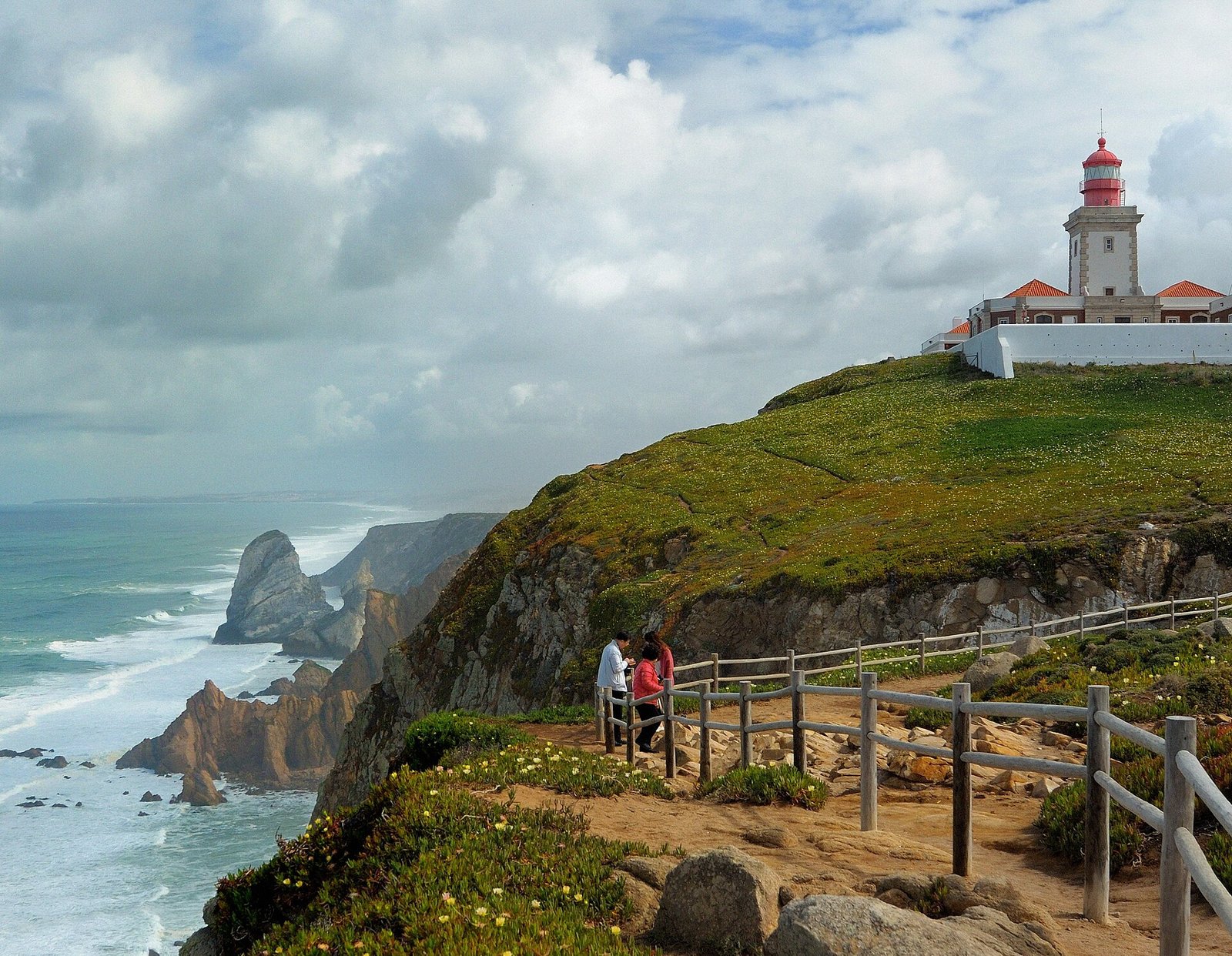 Vuurtoren op de steile klif van Cabo da Roca boven de Atlantische Oceaan