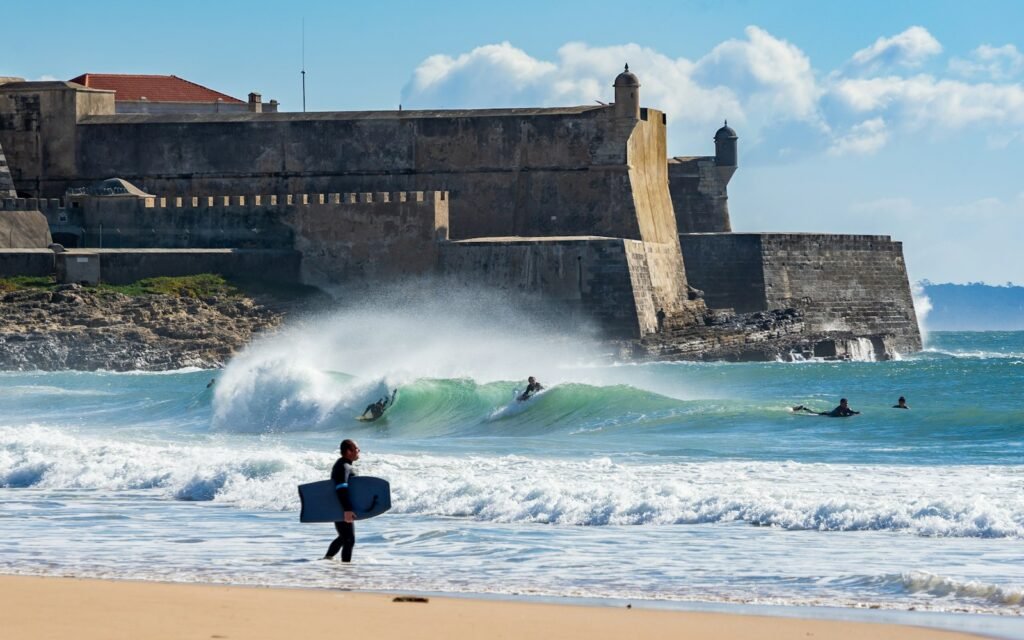 Surfer bij het strand van Carcavelos