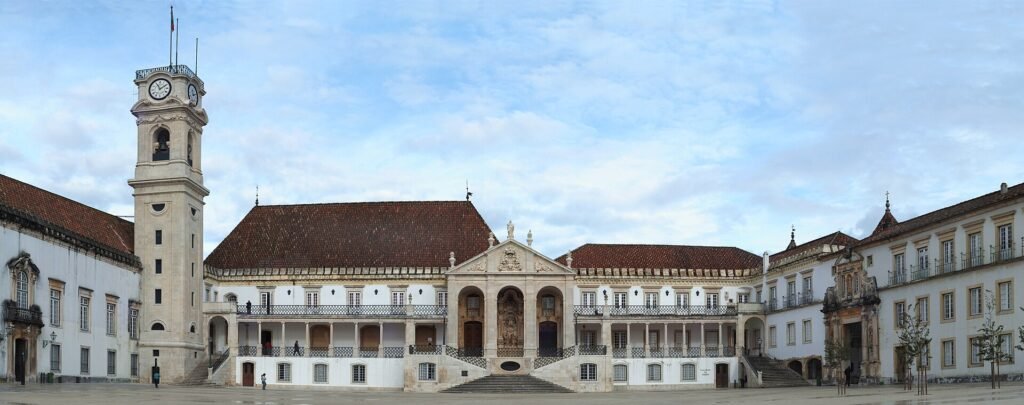 Historische universiteitsgebouwen met klokkentoren op een heuvel in Coimbra