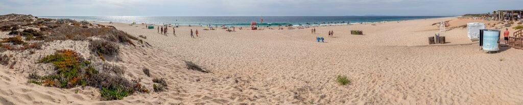 Breed en leeg zandstrand met duinen bij Comporta aan de Portugese kust