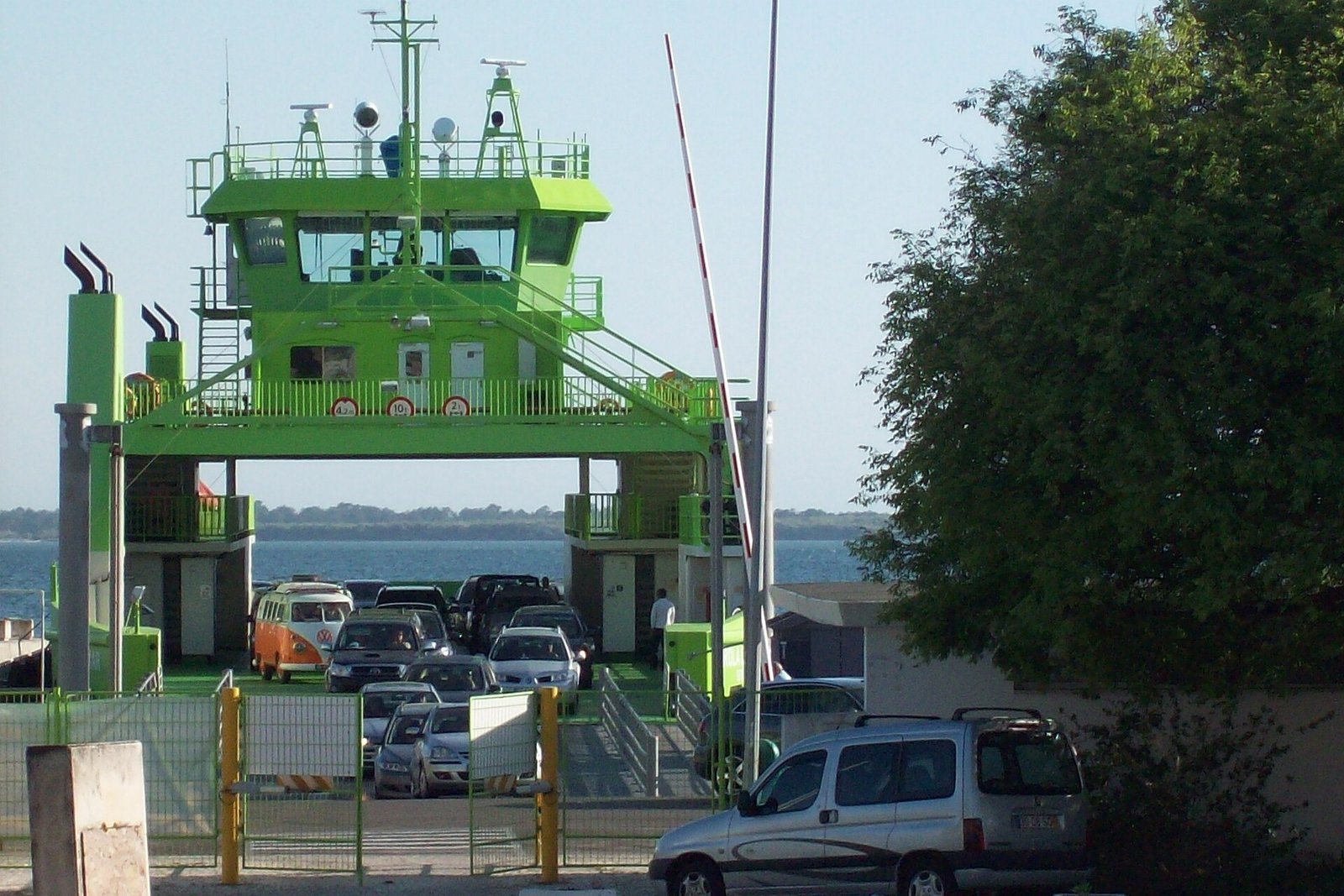 Veerboot vaart vanaf Setubal naar het schiereiland Troia in Portugal