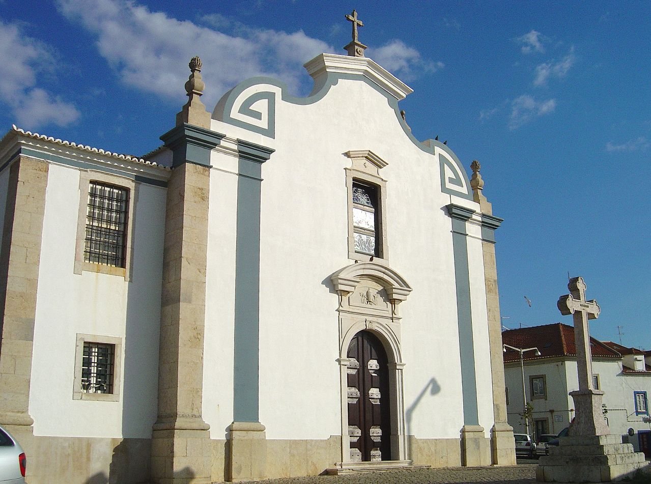Witte huizen van Ericeira op de klif boven de Atlantische Oceaan