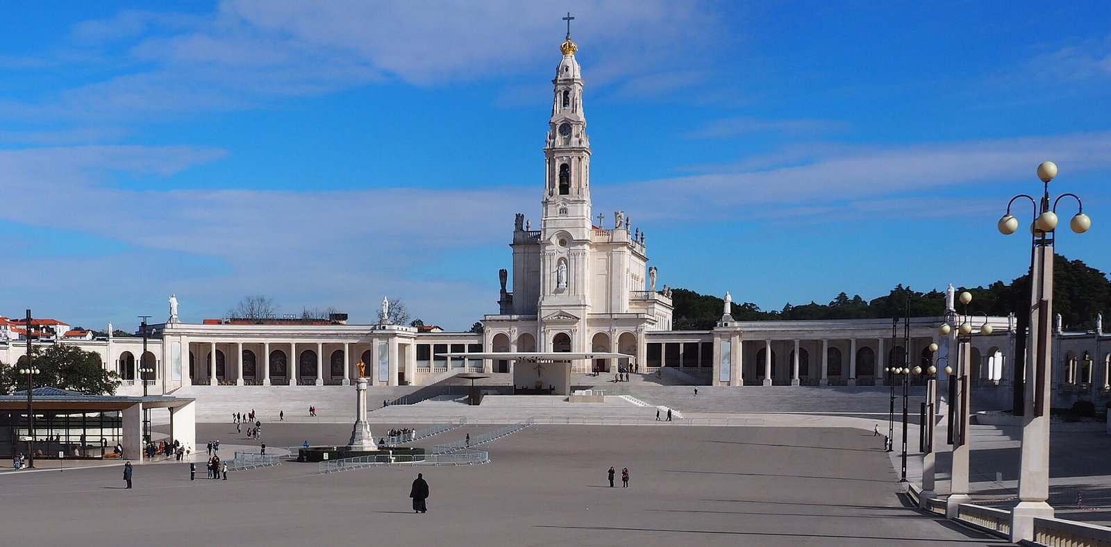 Groot plein voor de basiliek van het heiligdom van Fatima in Portugal