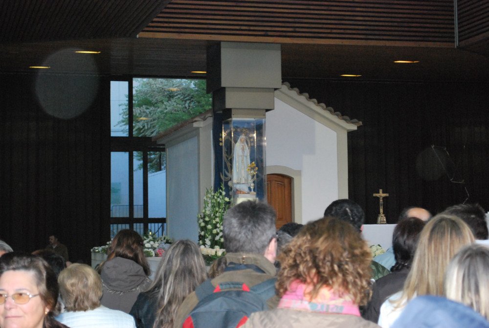Pelgrims verzamelen zich bij de kapel van de verschijningen in Fatima