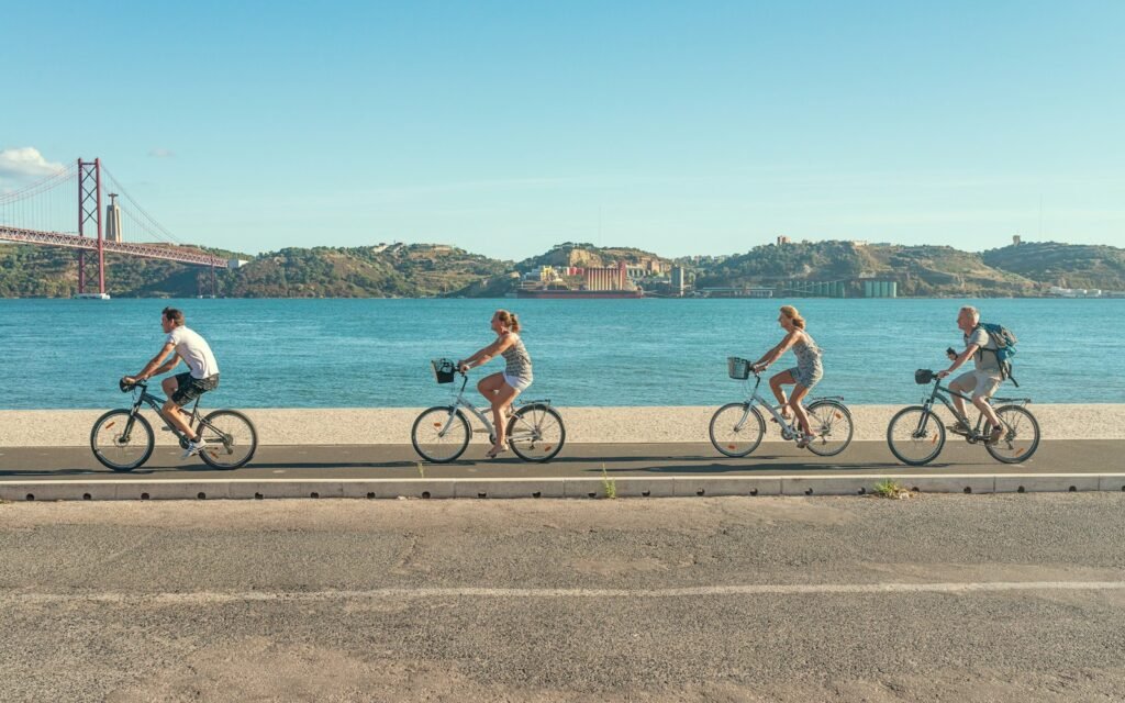 Fietsers langs de rivier in Lissabon