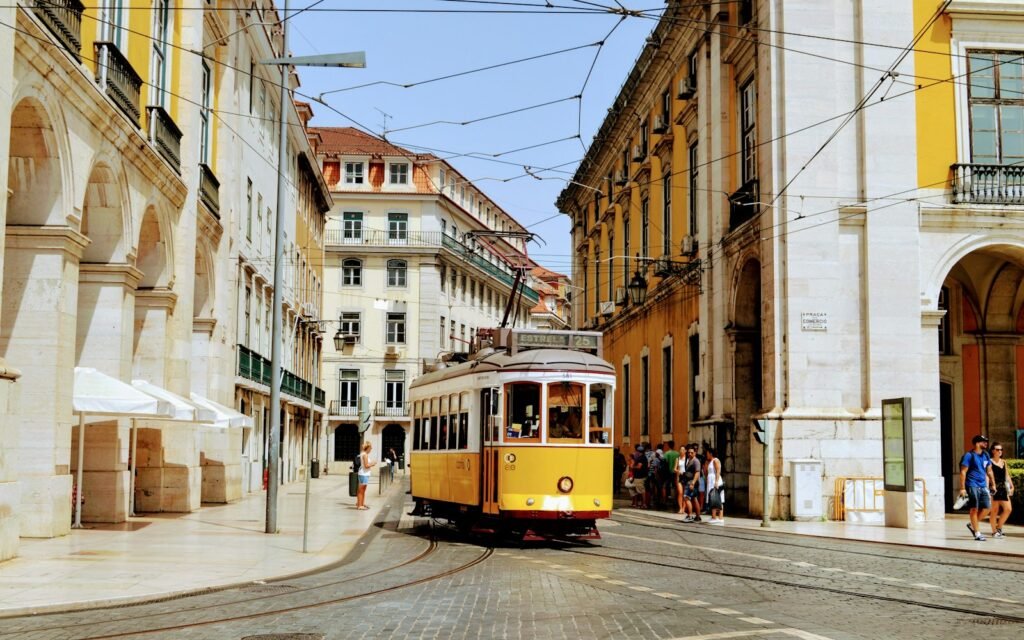 Gele tram in een straat in Lissabon