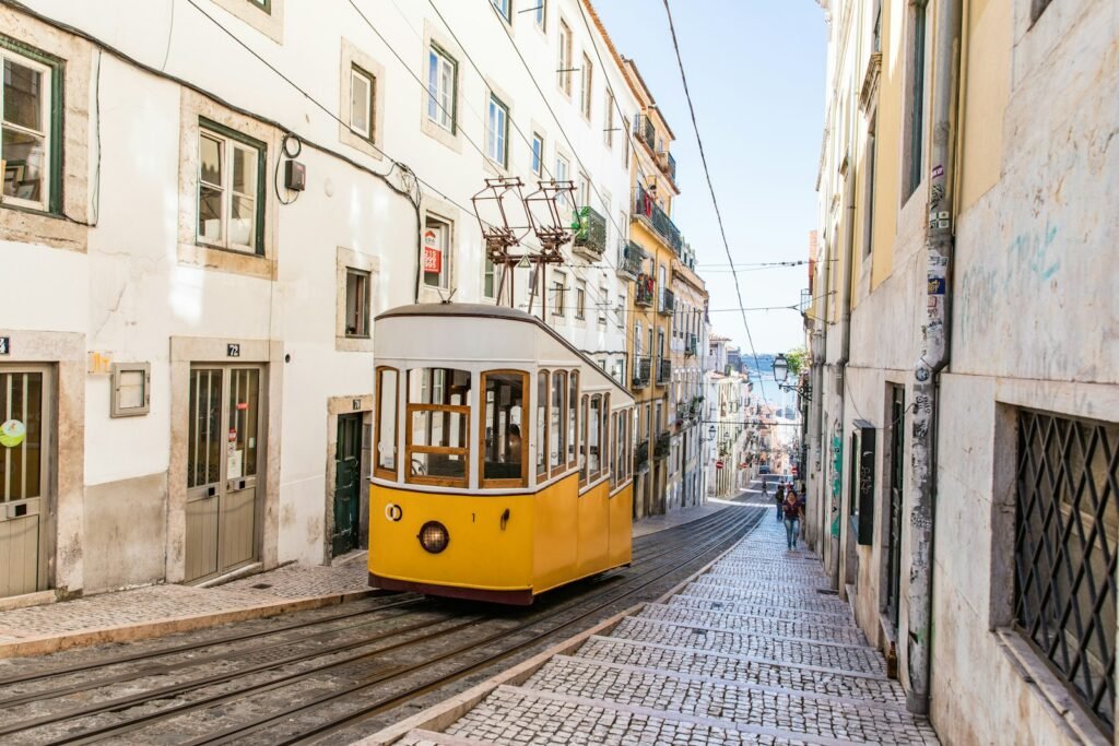 Gele tram in een straat in Lissabon