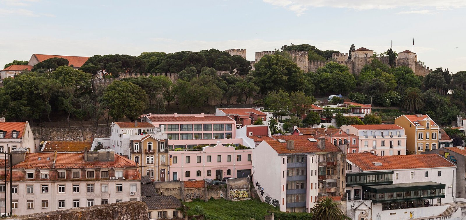 Uitkijkterras met pijnbomen en uitzicht over de daken van Lissabon