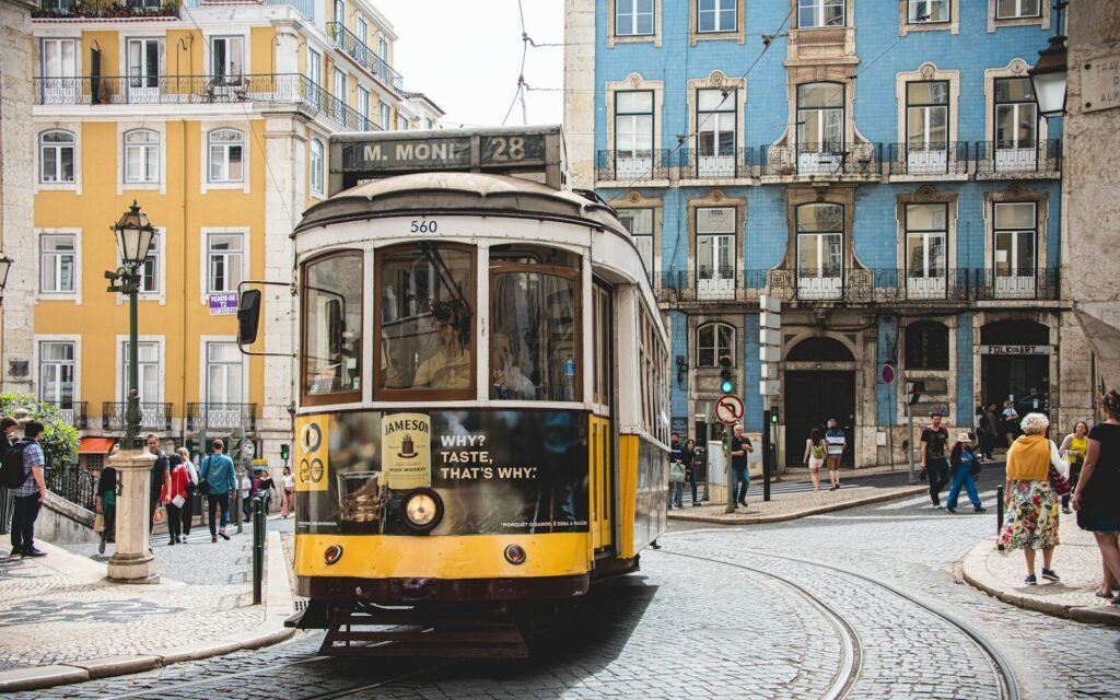 Historische tram in de binnenstad van Lissabon