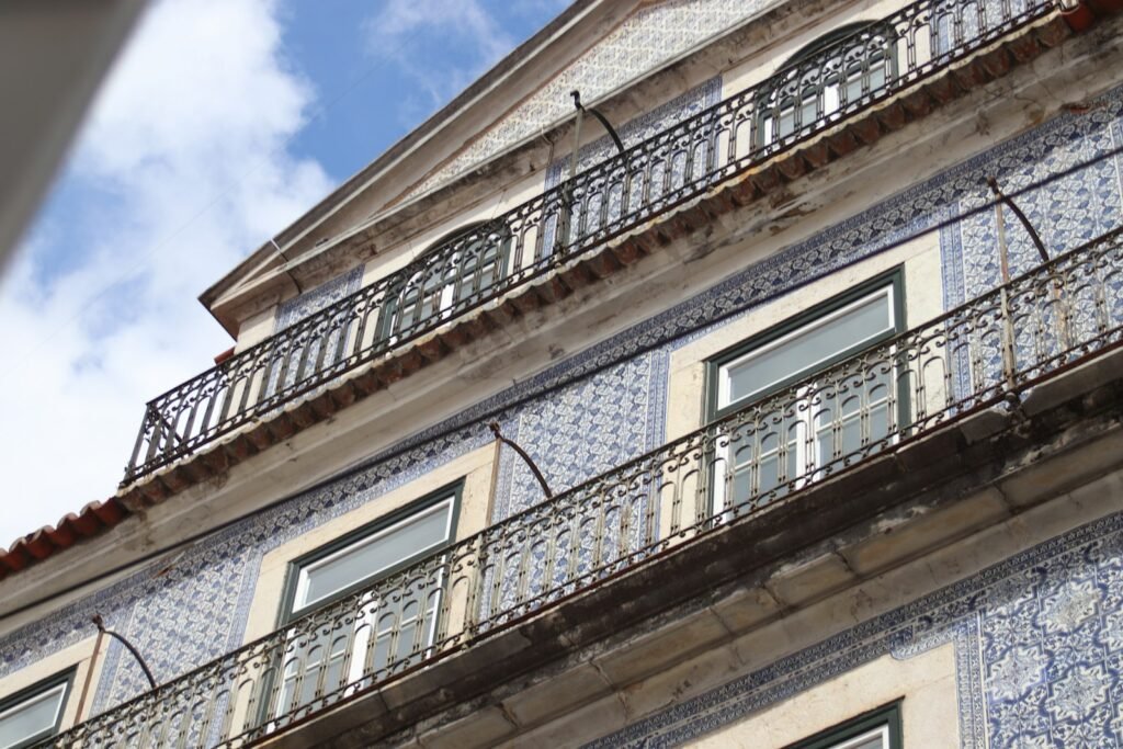 Gevel met azulejo-tegels en balkons
