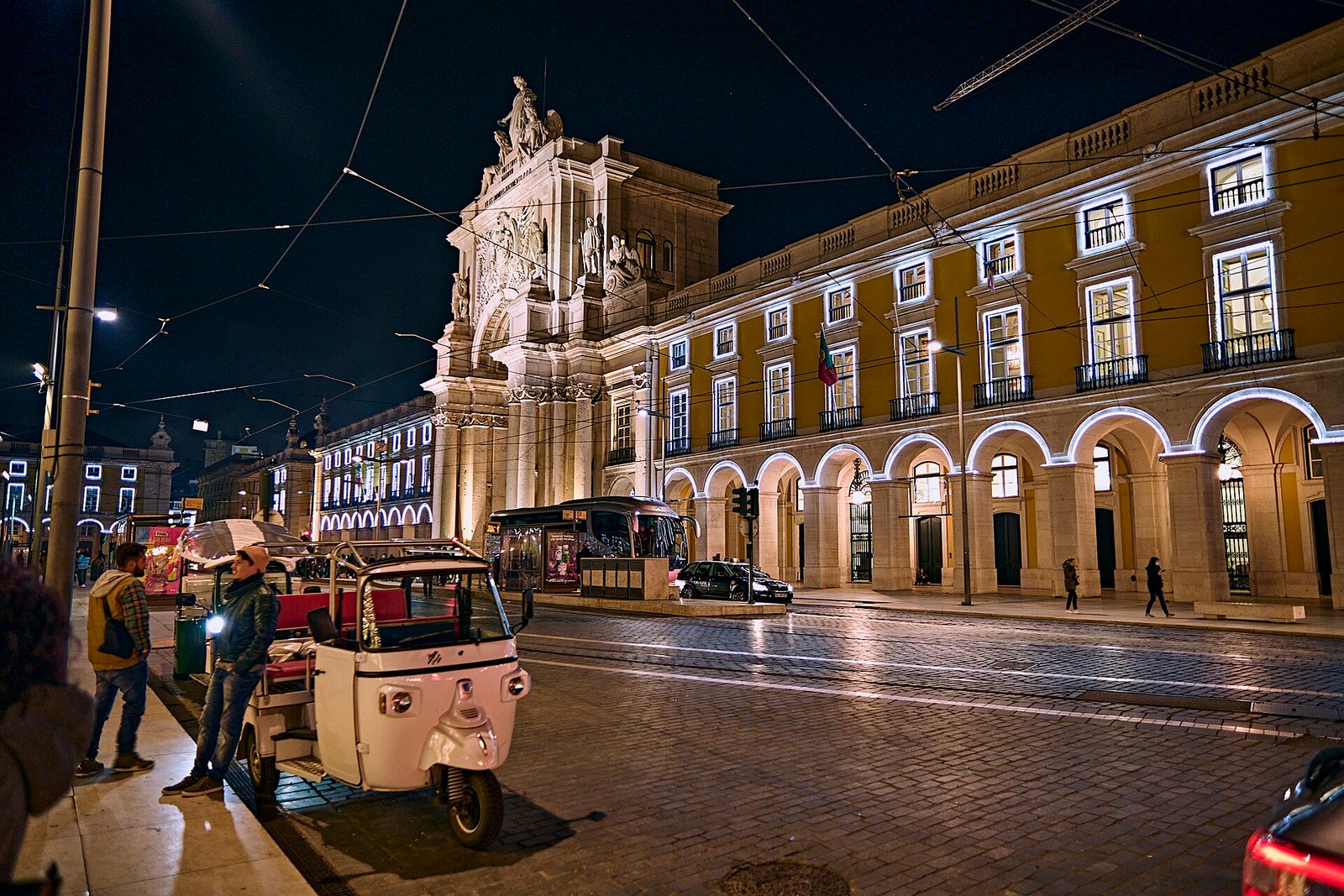 Kerstverlichting boven een straat in het centrum van Lissabon