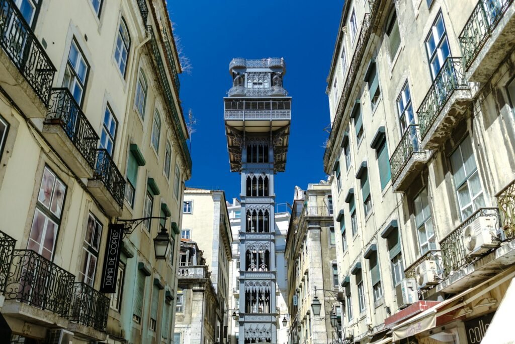 Elevador de Santa Justa tussen de gevels van Baixa