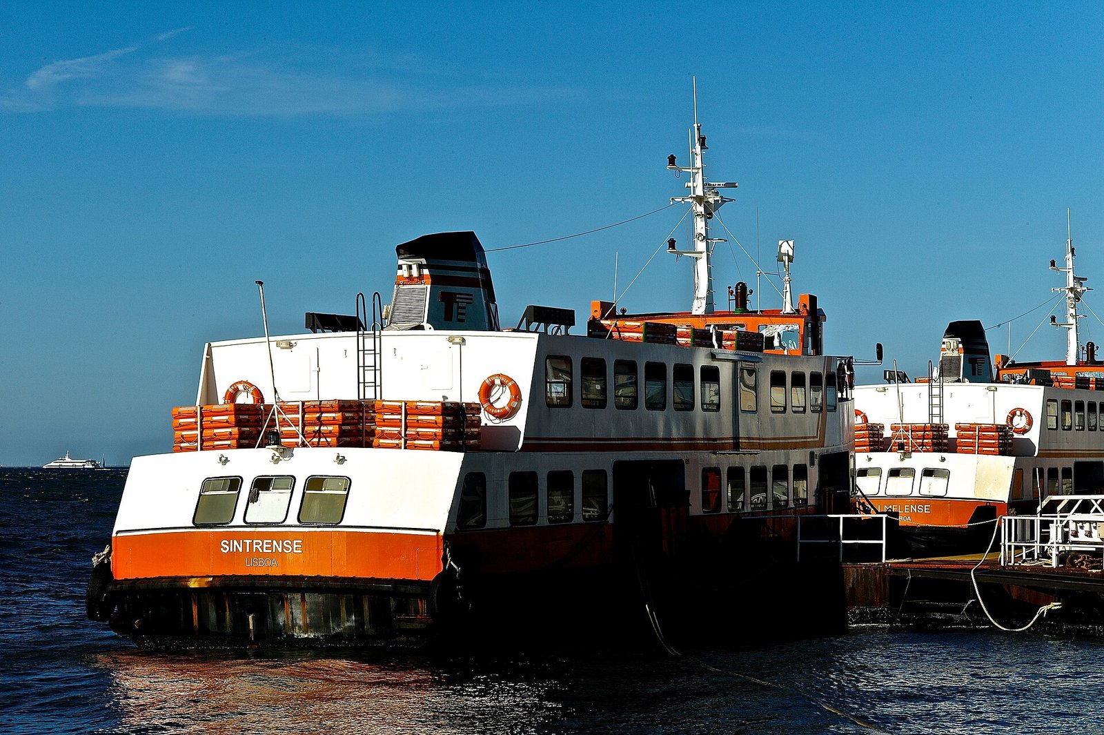 Reizigers aan boord van een veerboot op de Taag bij Lissabon