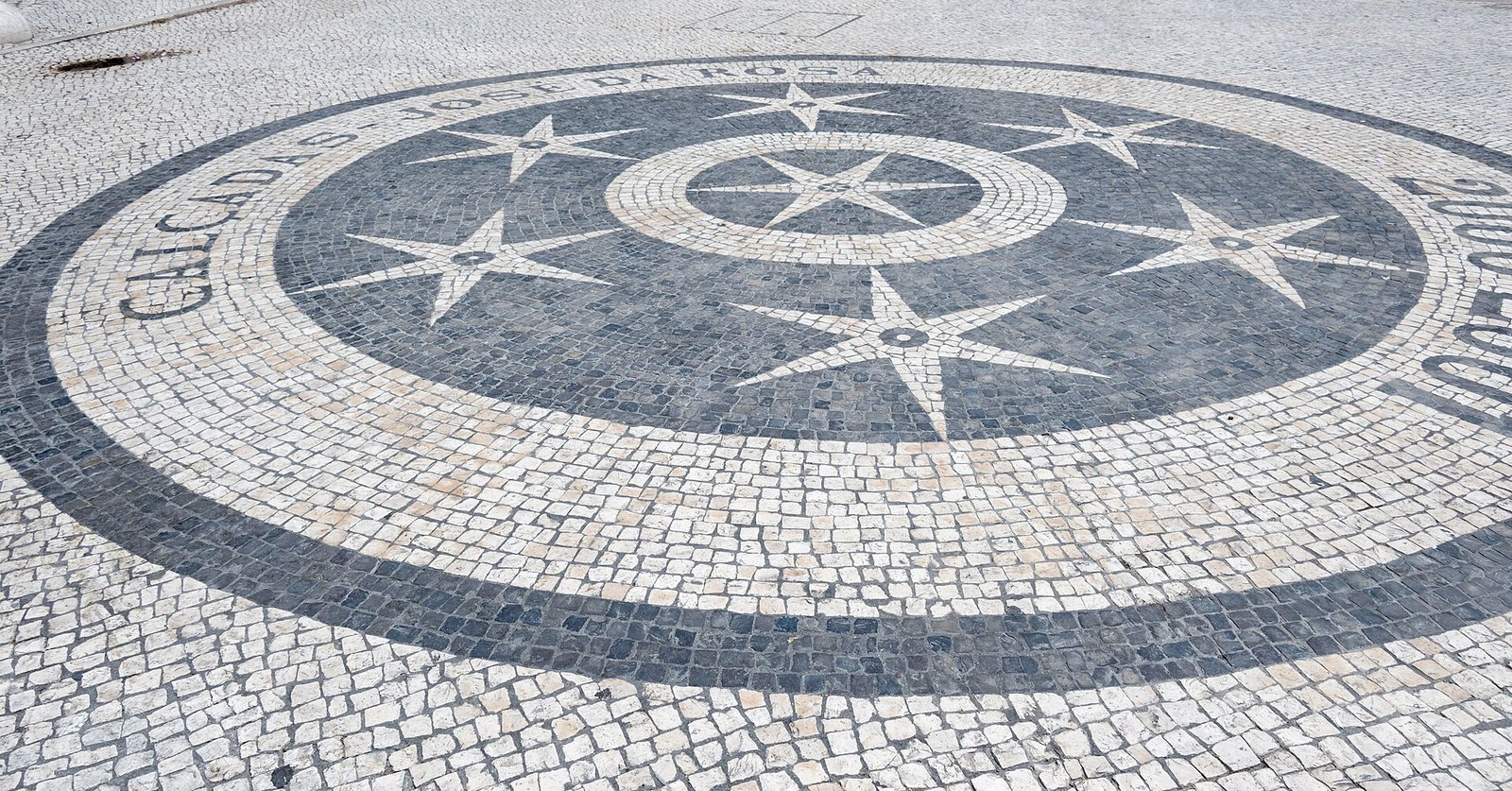 Vlak geplaveid plein met veel loopruimte in het centrum van Lissabon