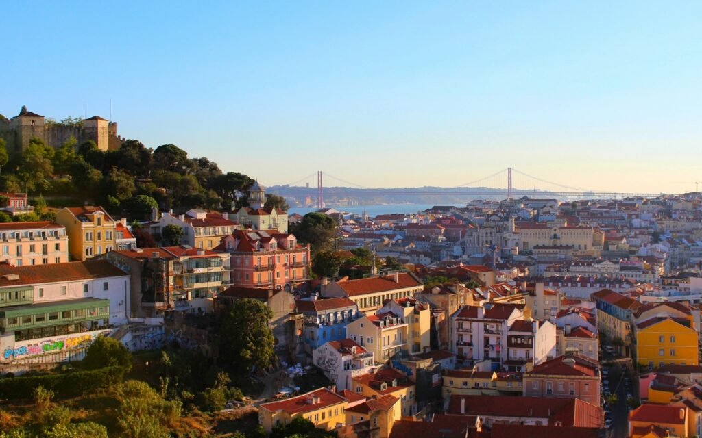 Zonnig uitzicht over de stad Lissabon