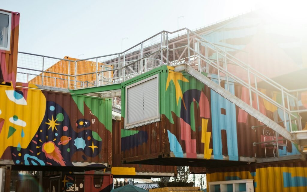 Kleurrijke gebouwen en straatkunst