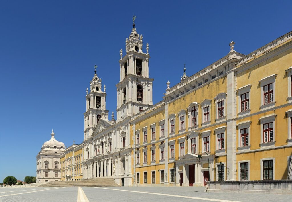 Brede barokke gevel van het paleisklooster van Mafra met twee kloktorens