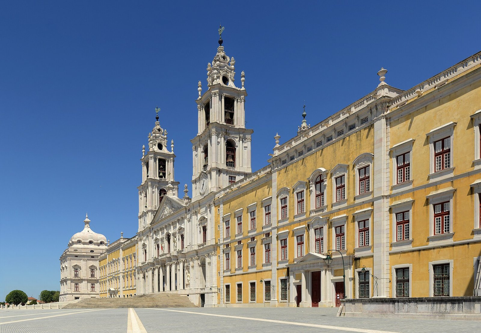 Brede barokke gevel van het paleisklooster van Mafra met twee kloktorens