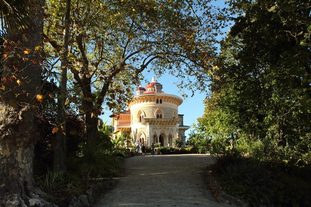 Paleis met moorse bogen en koepel tussen subtropisch groen in Sintra