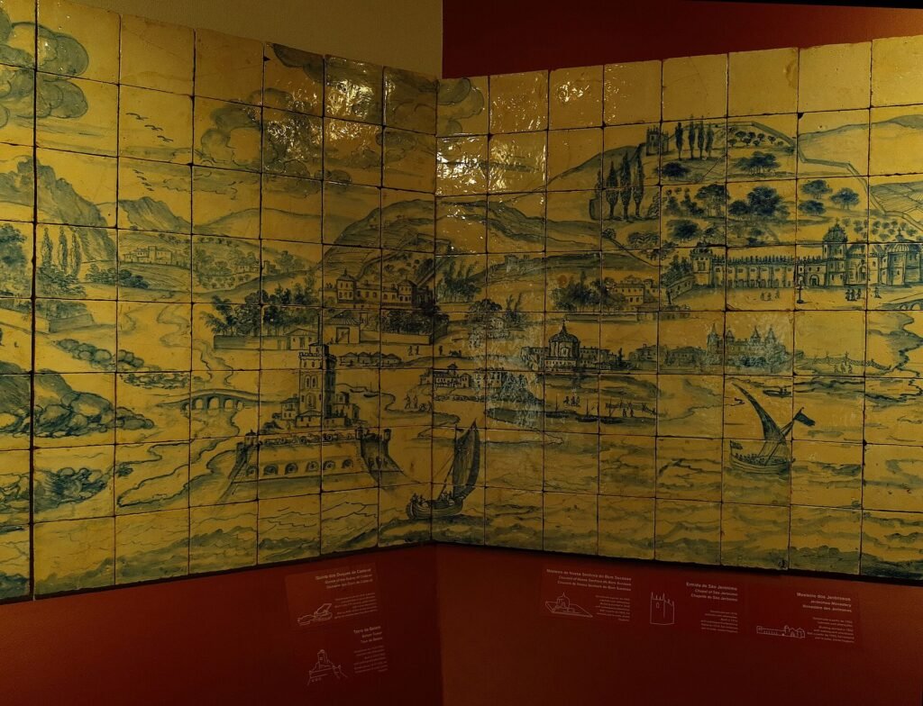 Gesloten toegangsdeur van een museumgebouw in Lissabon tijdens renovatie