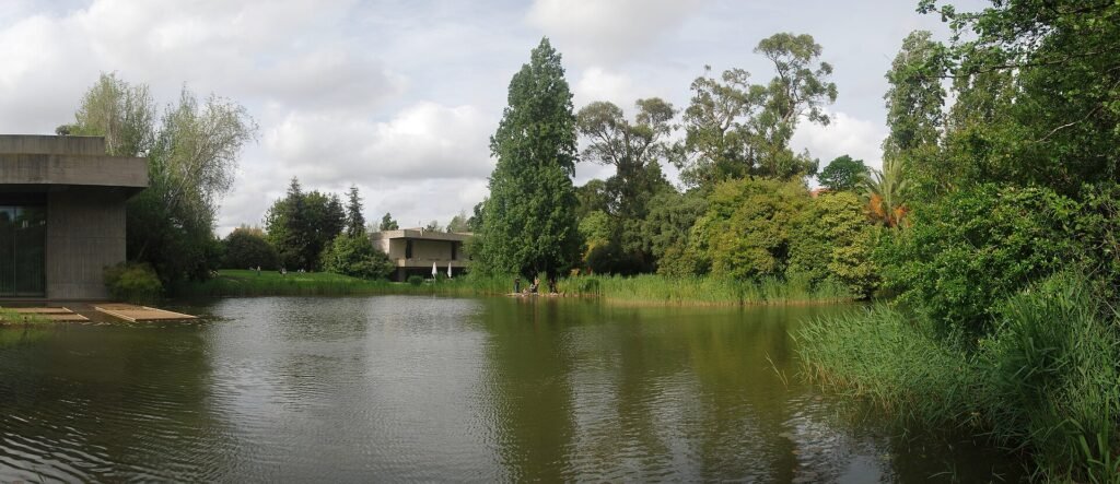 Modernistisch museumgebouw van de Gulbenkian tussen het groen in Lissabon