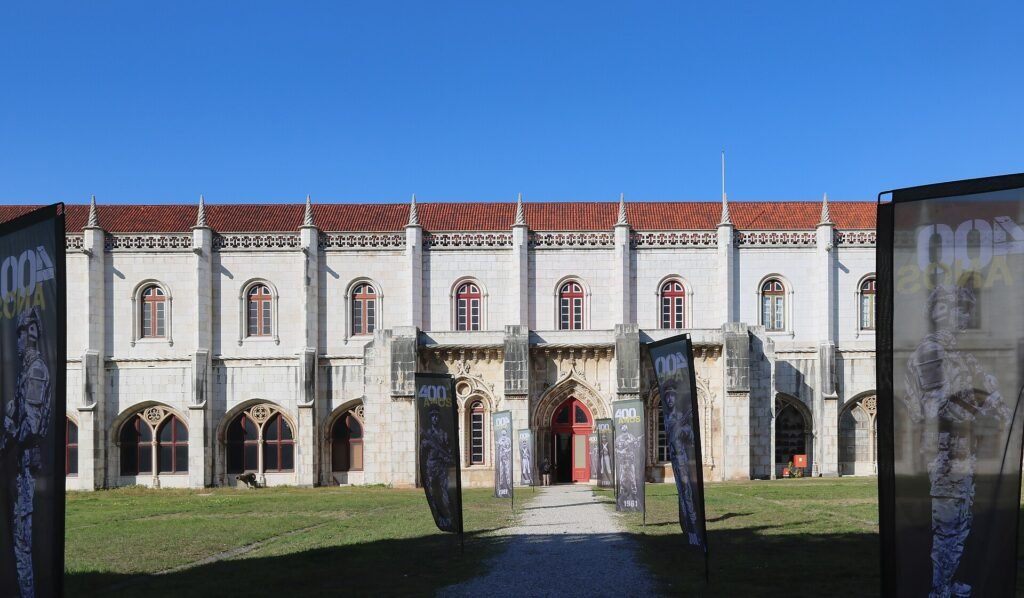 Lange kloostergevel in Belem waar het scheepvaartmuseum is gevestigd