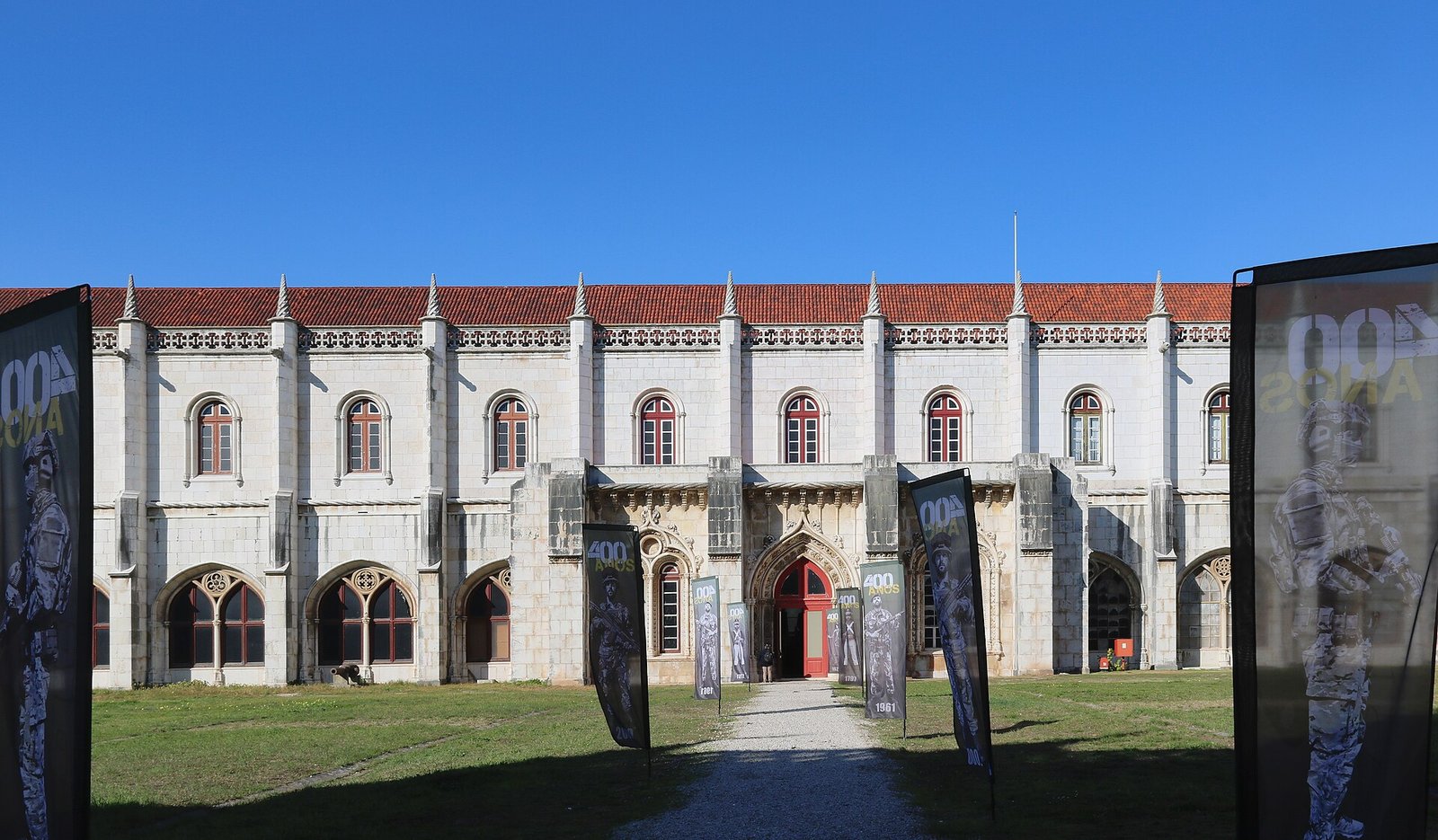 Lange kloostergevel in Belem waar het scheepvaartmuseum is gevestigd