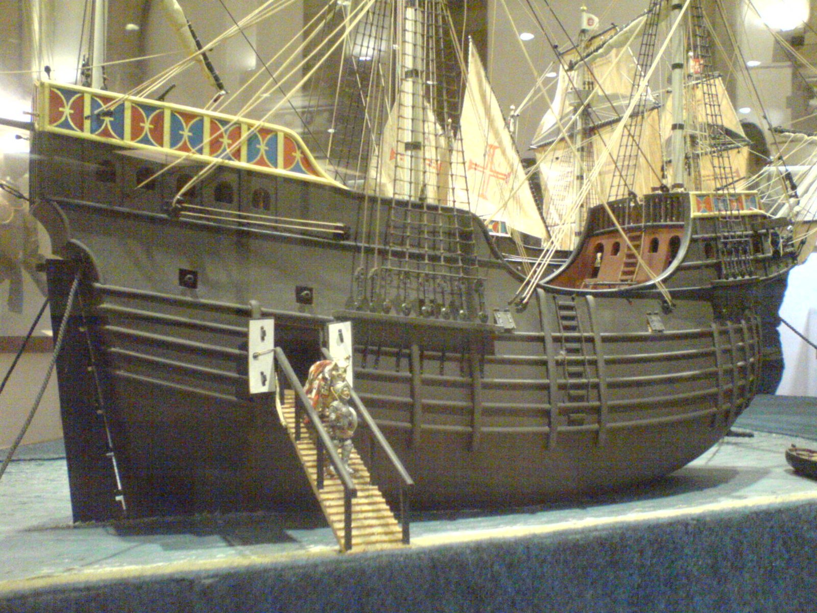 Gedetailleerde scheepsmodellen in glazen vitrines in een maritiem museum