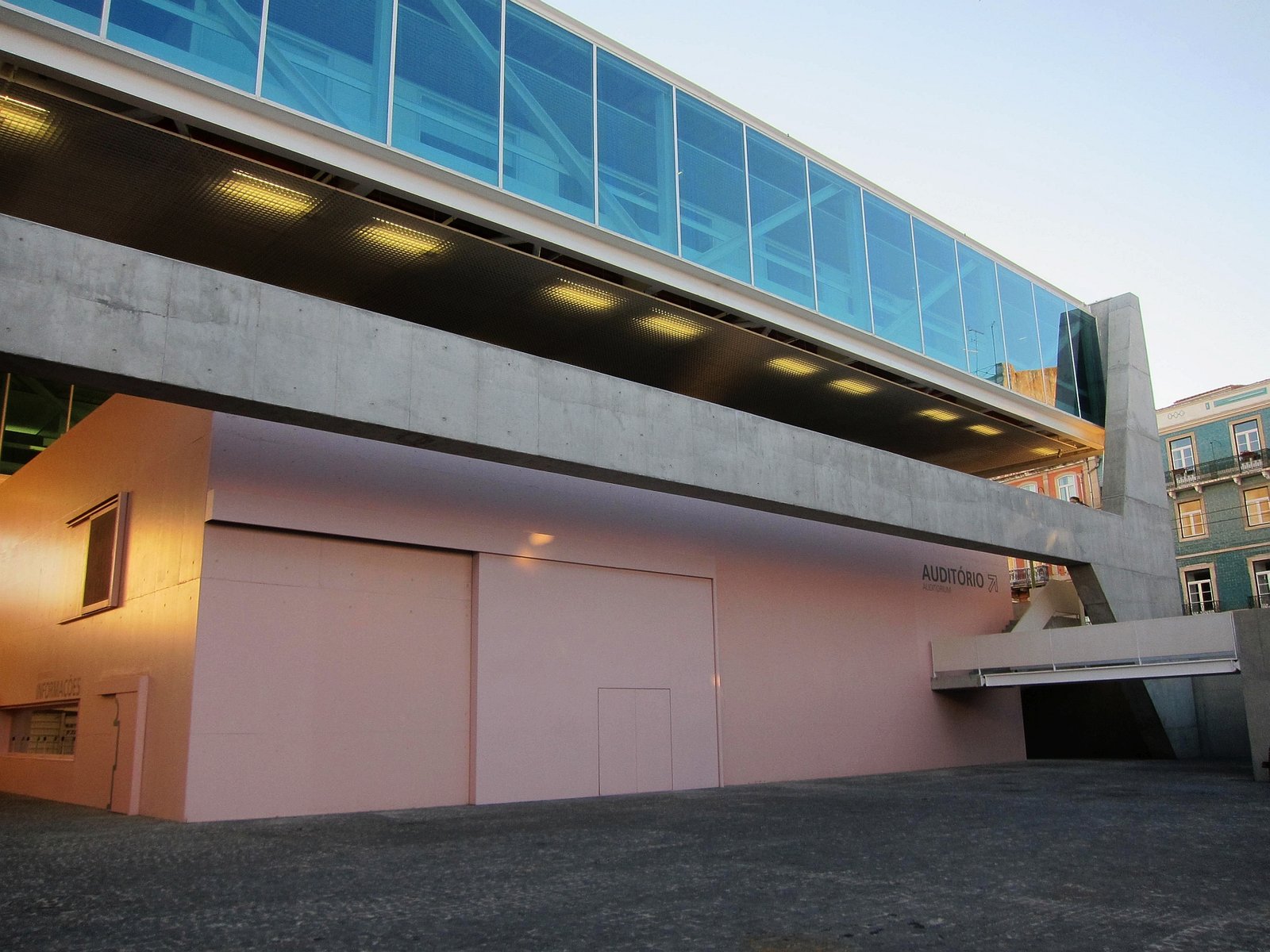 Moderne hal van het Koetsenmuseum met rijen historische rijtuigen in Belem