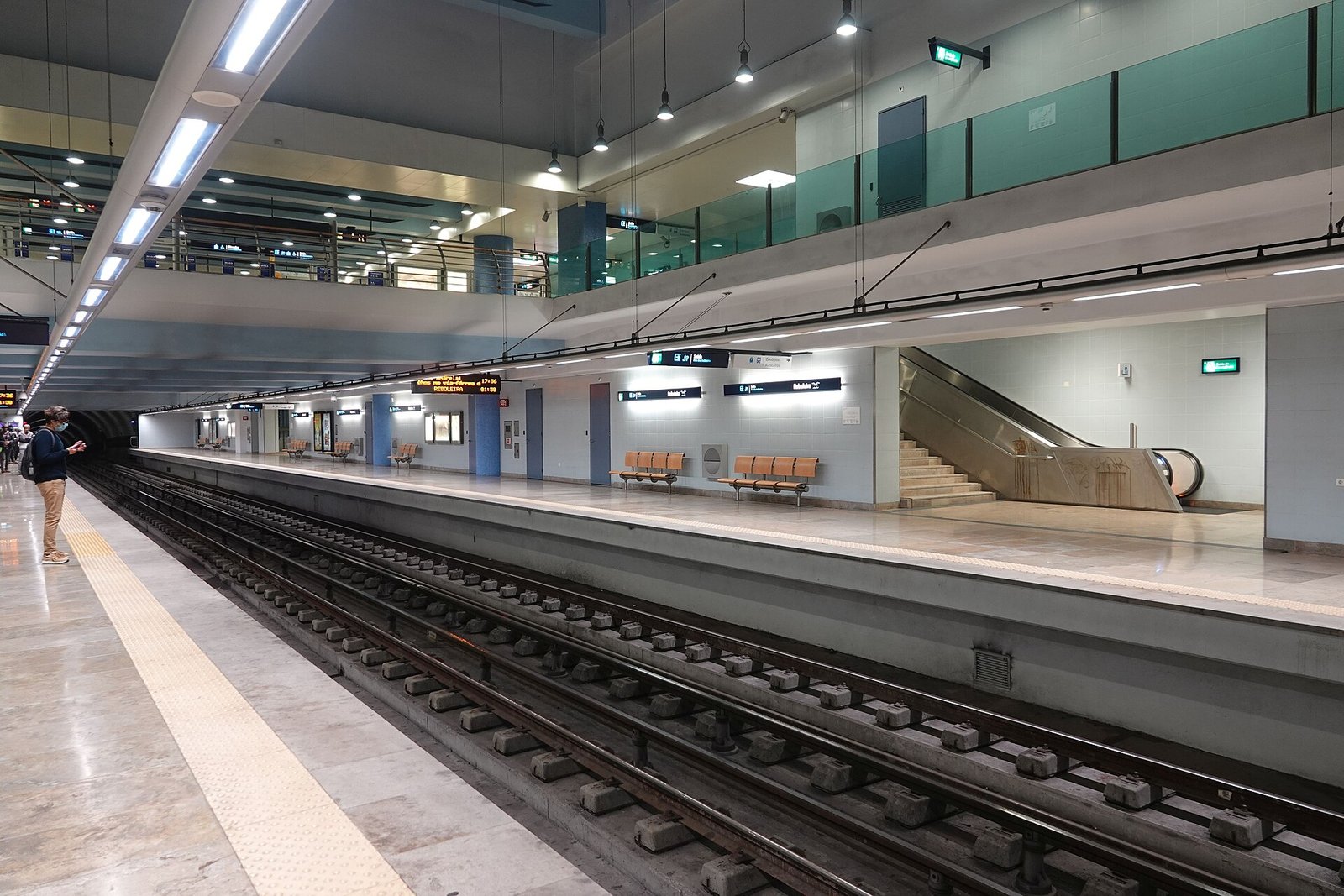 Reizigers bij de kaartautomaten in een metrostation van Lissabon