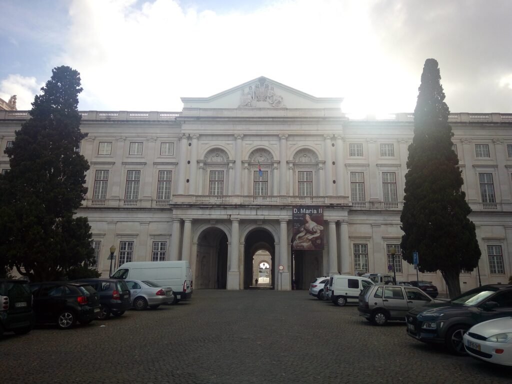 Neoklassieke gevel van het Palacio Nacional da Ajuda in Lissabon