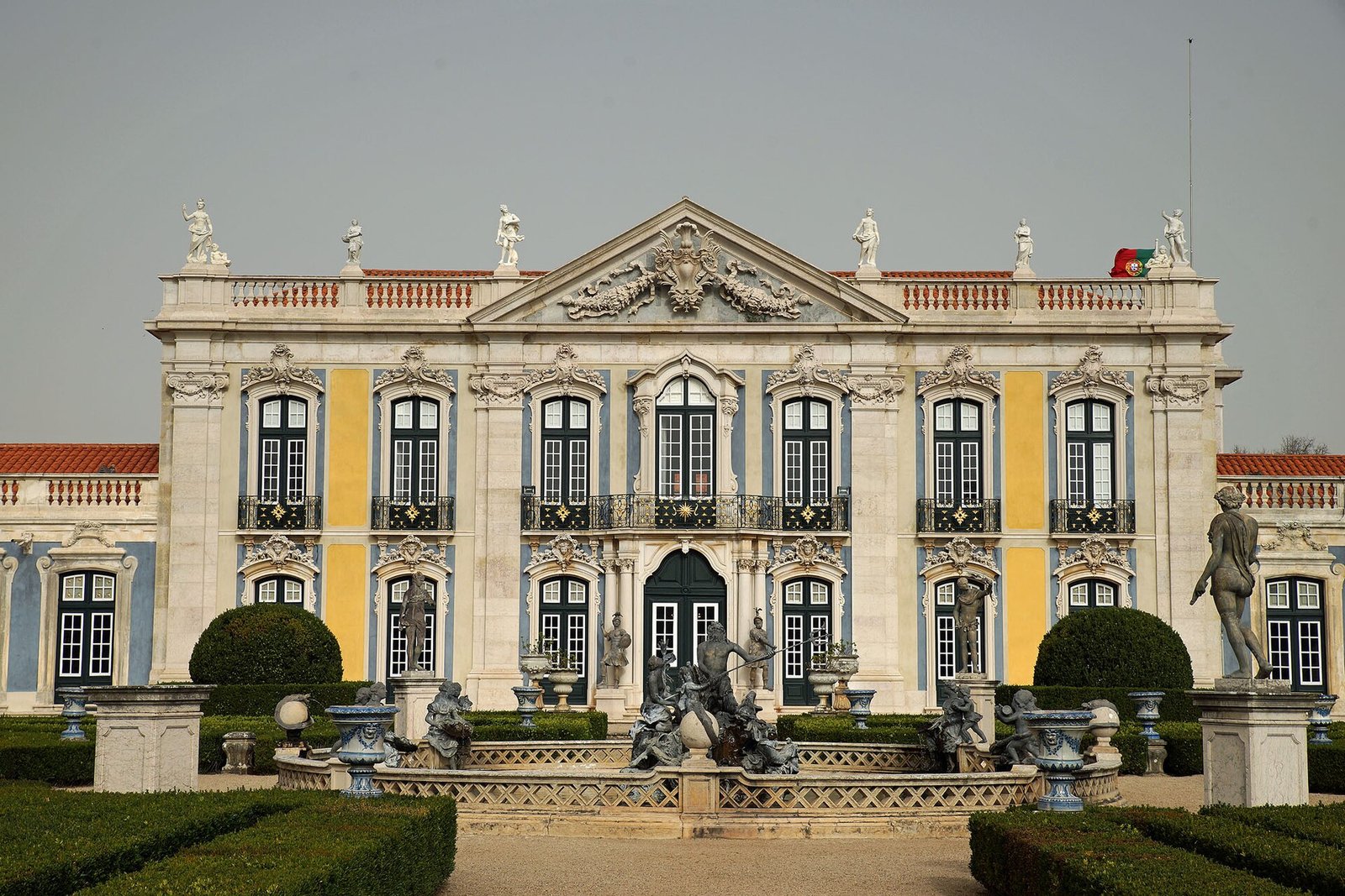 Roze rococogevel van het Palacio Nacional de Queluz vlak bij Lissabon