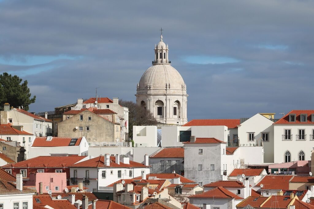 Witte koepel van het Panteao Nacional boven de wijk Alfama in Lissabon