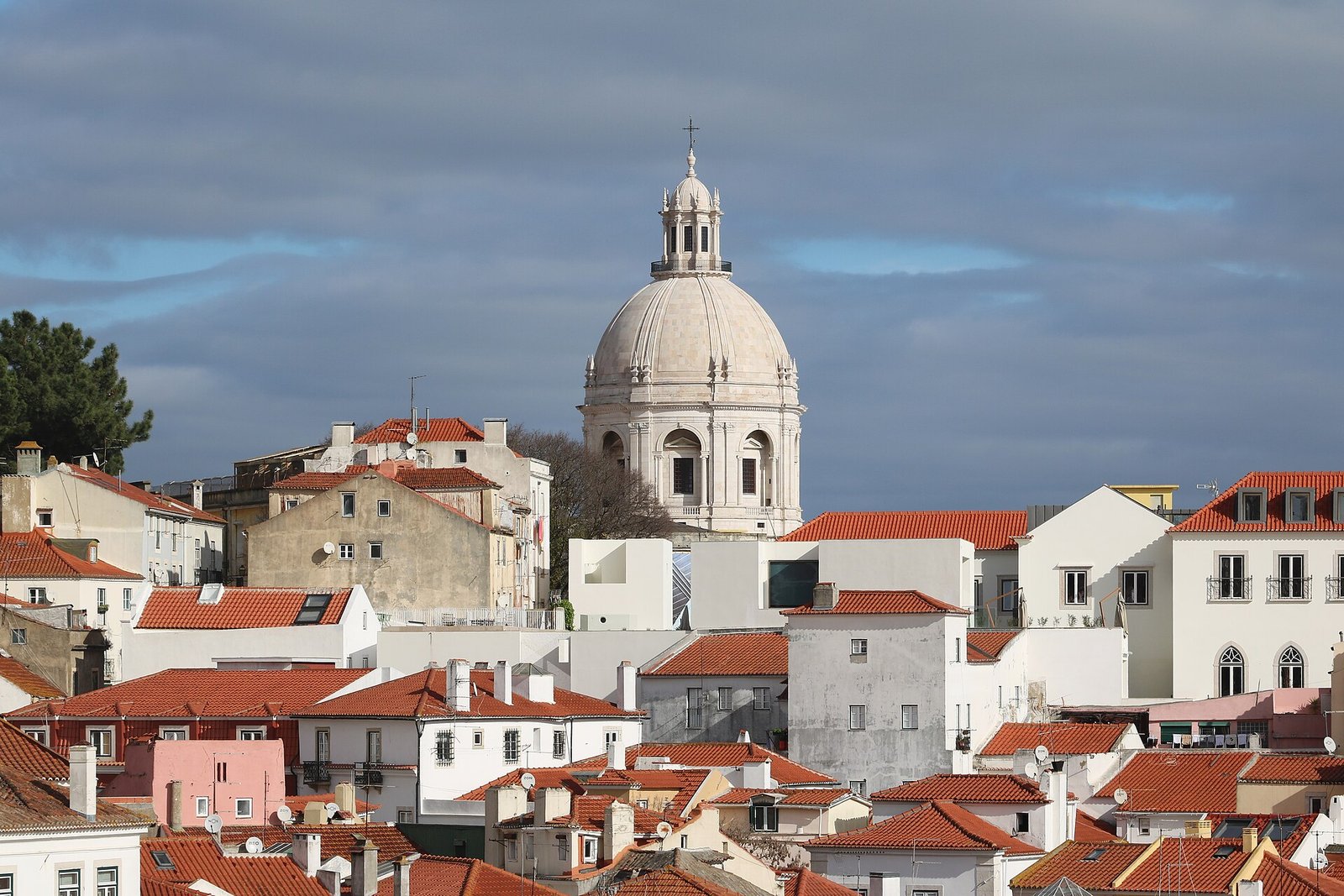 Witte koepel van het Panteao Nacional boven de wijk Alfama in Lissabon