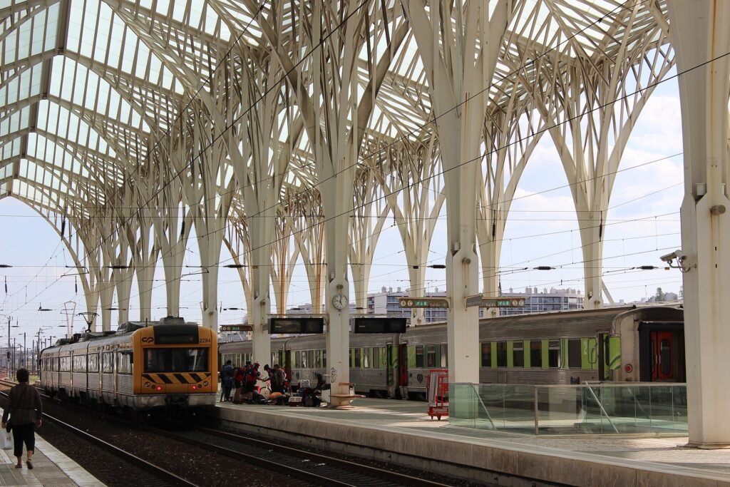 Het golvende dak en de zuilen van station Gare do Oriente in Lissabon