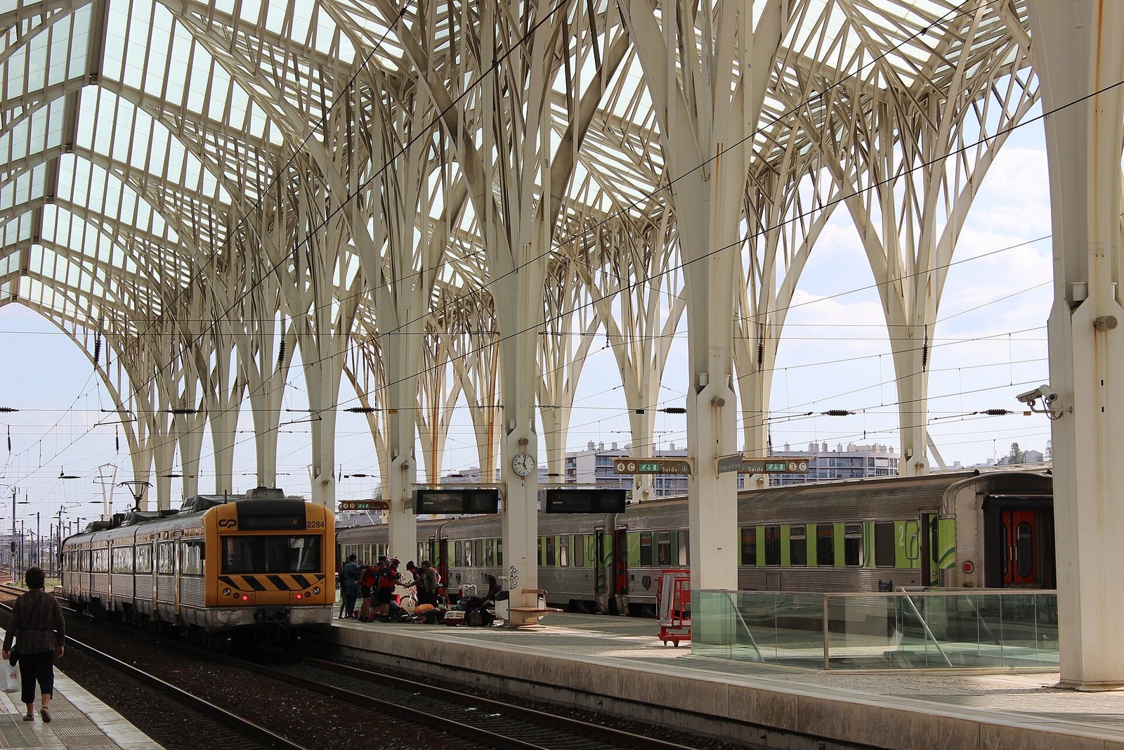 Het golvende dak en de zuilen van station Gare do Oriente in Lissabon