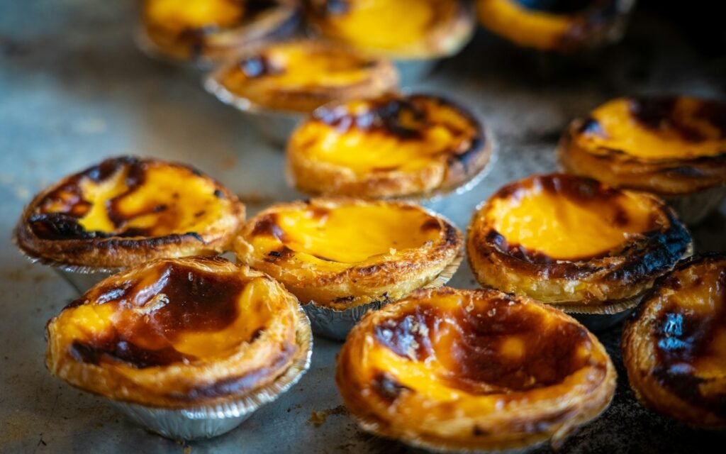 Pastéis de nata op een bakplaat