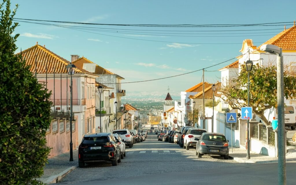 Straat met geparkeerde auto’s in Portugal