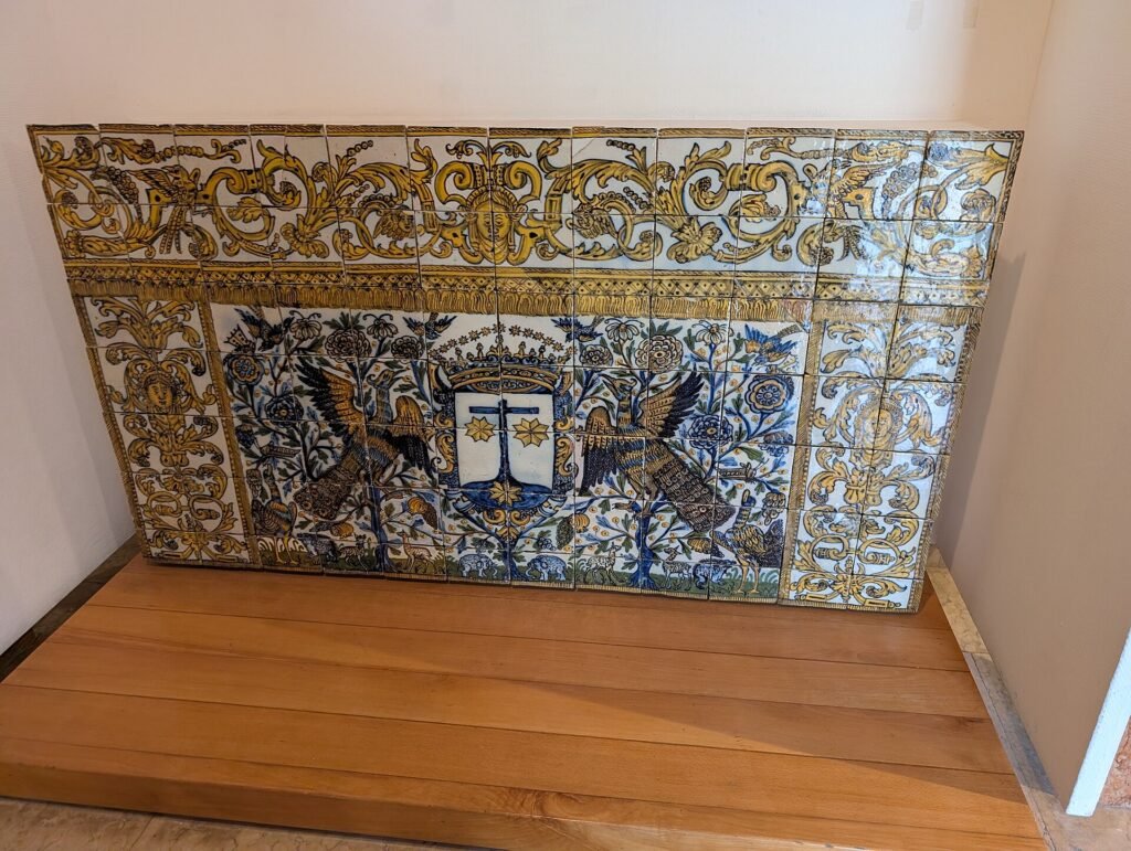 Historische Portugese tegels met heraldische patronen in het Nationaal Tegelmuseum in Lissabon