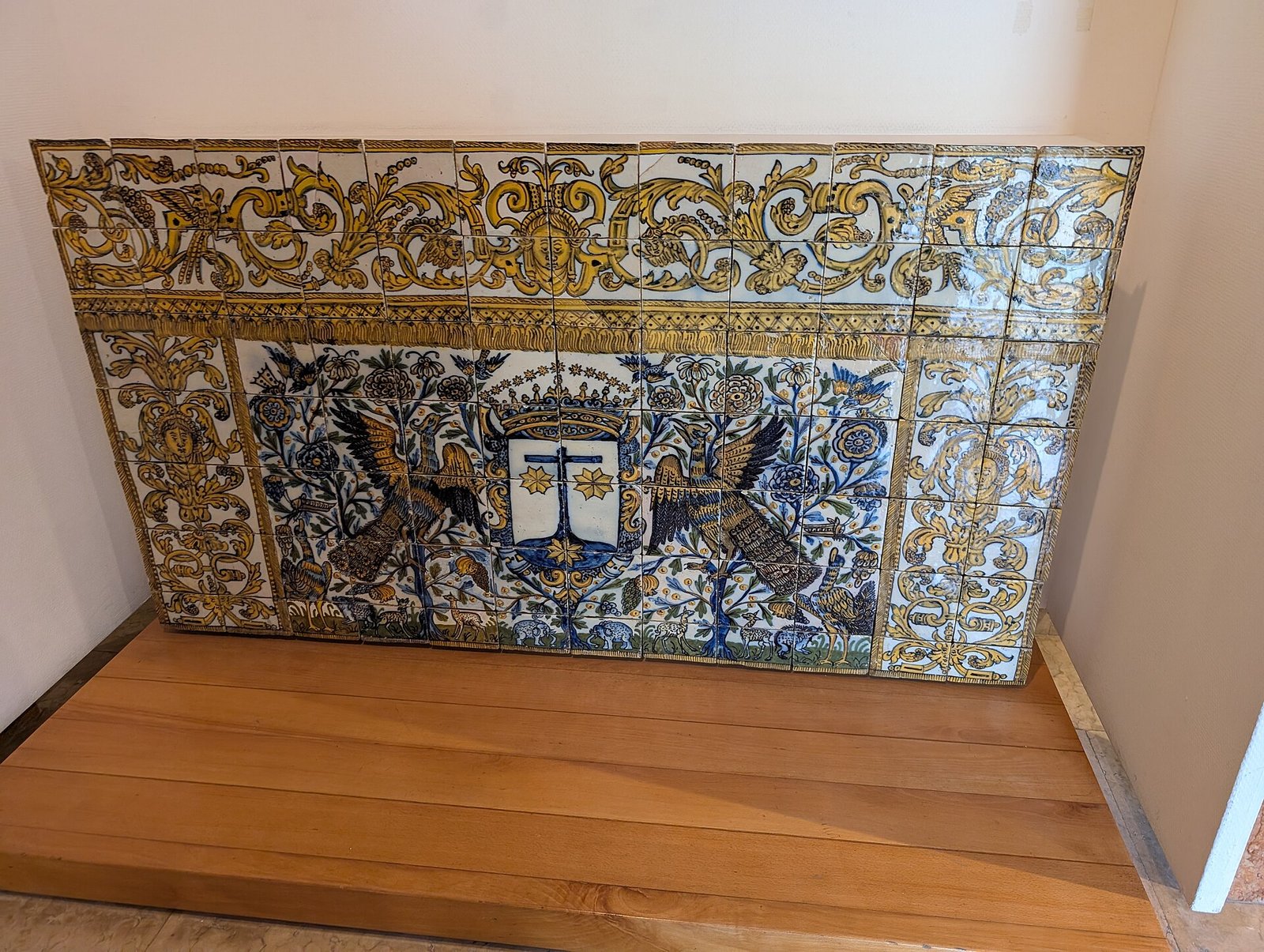 Historische Portugese tegels met heraldische patronen in het Nationaal Tegelmuseum in Lissabon