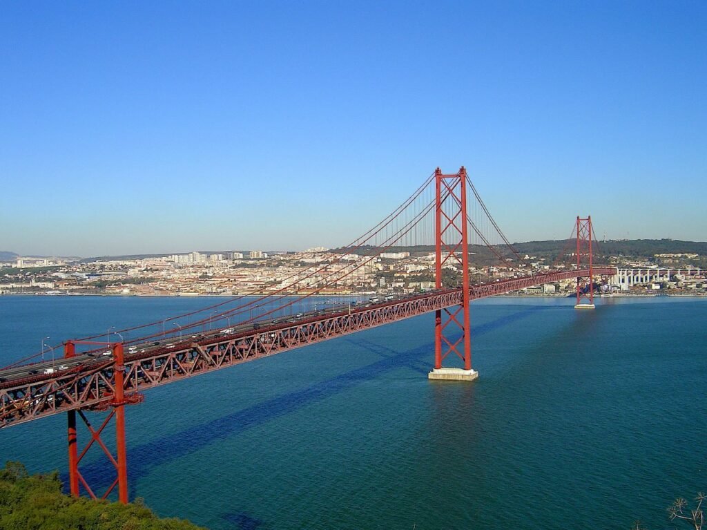Rode hangbrug Ponte 25 de Abril spant over de Taag bij Lissabon
