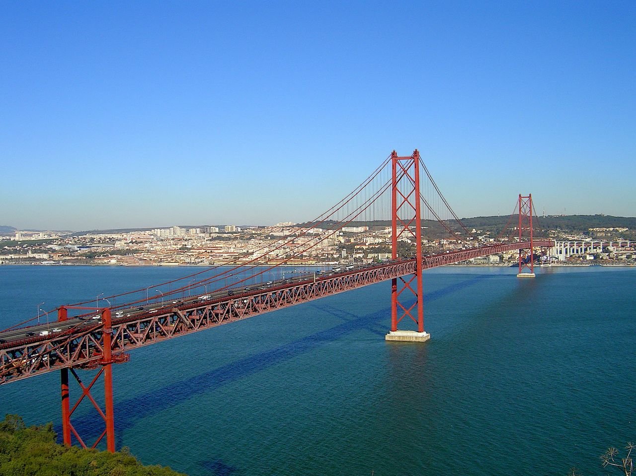 Rode hangbrug Ponte 25 de Abril spant over de Taag bij Lissabon